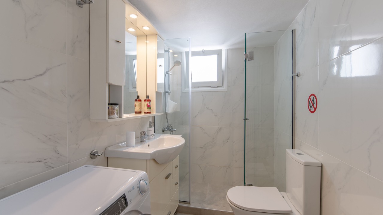 Photo of Bathroom in Alimos