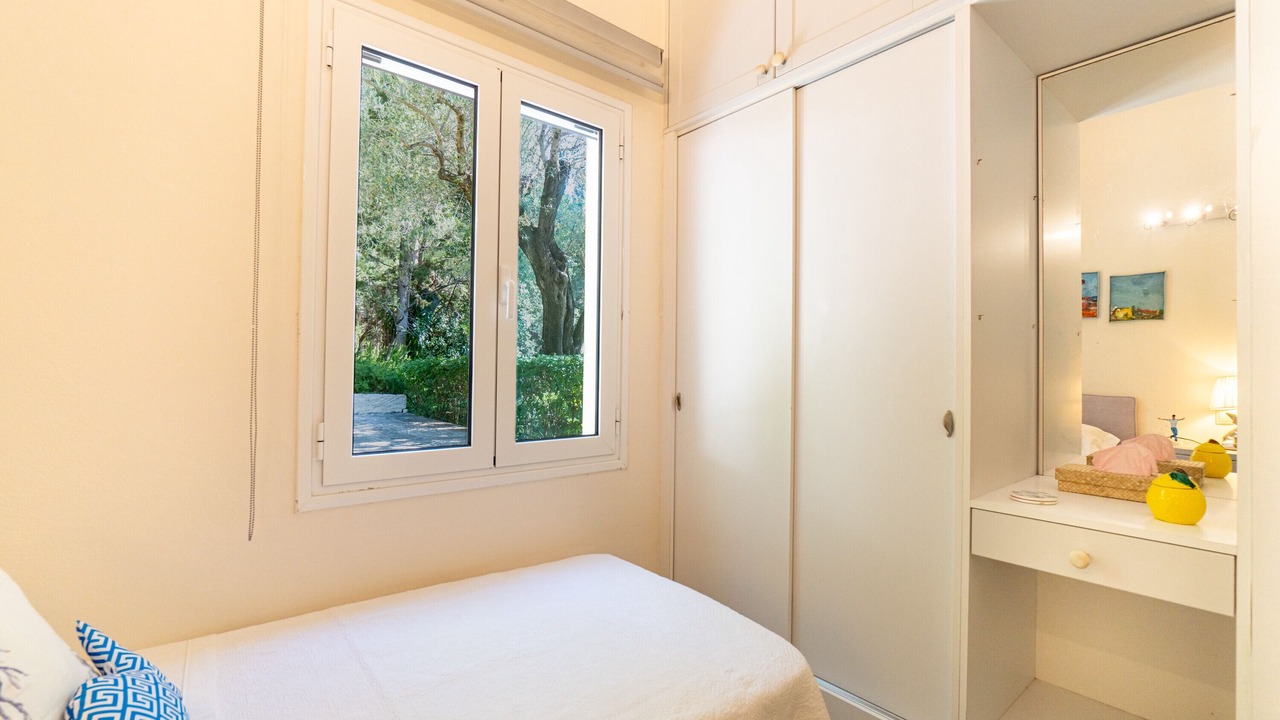 Photo of Bedroom in Petaleia