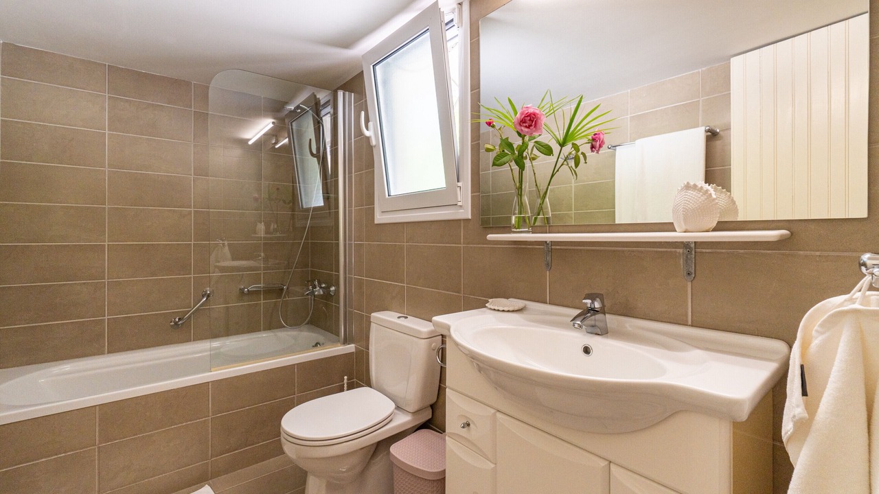Photo of Bathroom in Petaleia