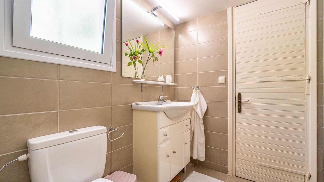 Photo of Bathroom in Petaleia