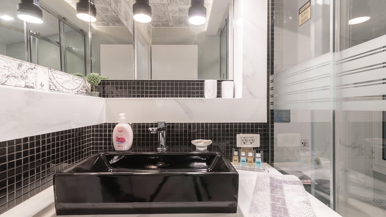 Photo of Bathroom in Neromilos