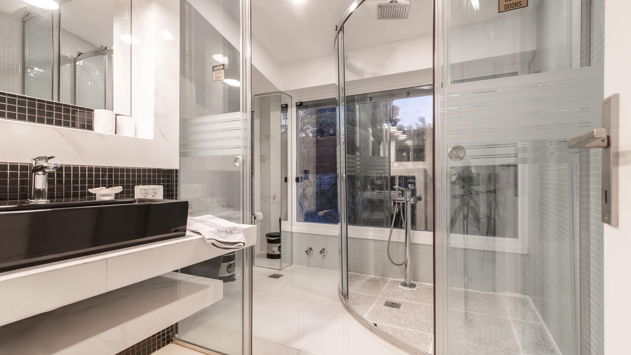 Photo of Bathroom in Neromilos