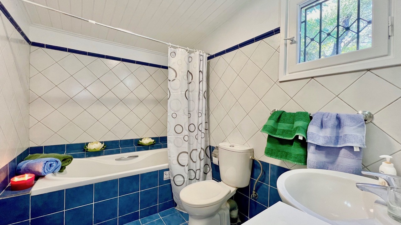 Photo of Bathroom in Apraos
