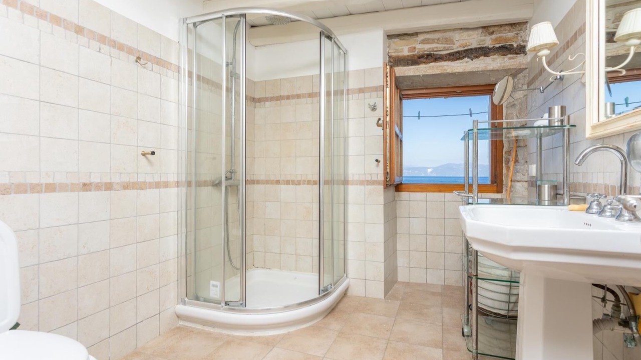 Photo of Bathroom in Longos