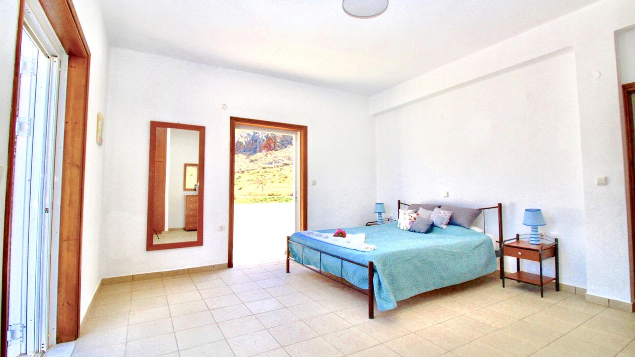 Photo of Bedroom in Neon Oitylo