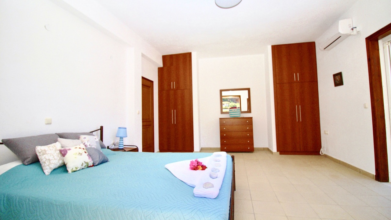 Photo of Bedroom in Neon Oitylo