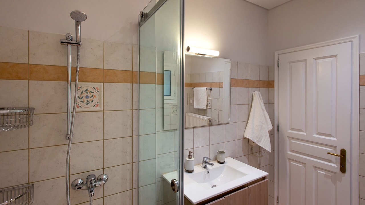 Photo of Bathroom in Peroulion
