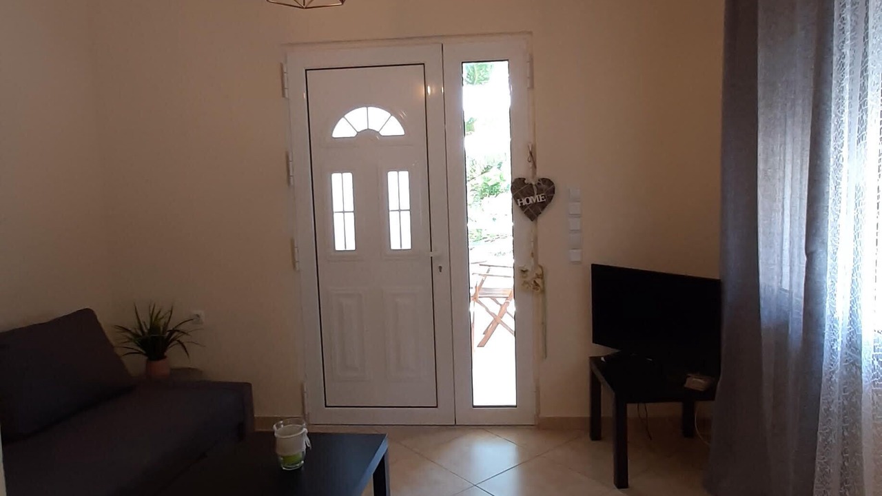 Photo of Livingroom in Kaki Thalassa