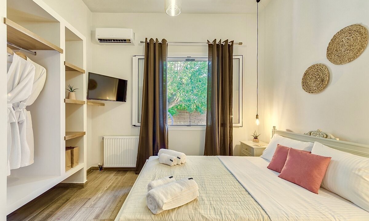 Photo of Bedroom in Pigadhakia