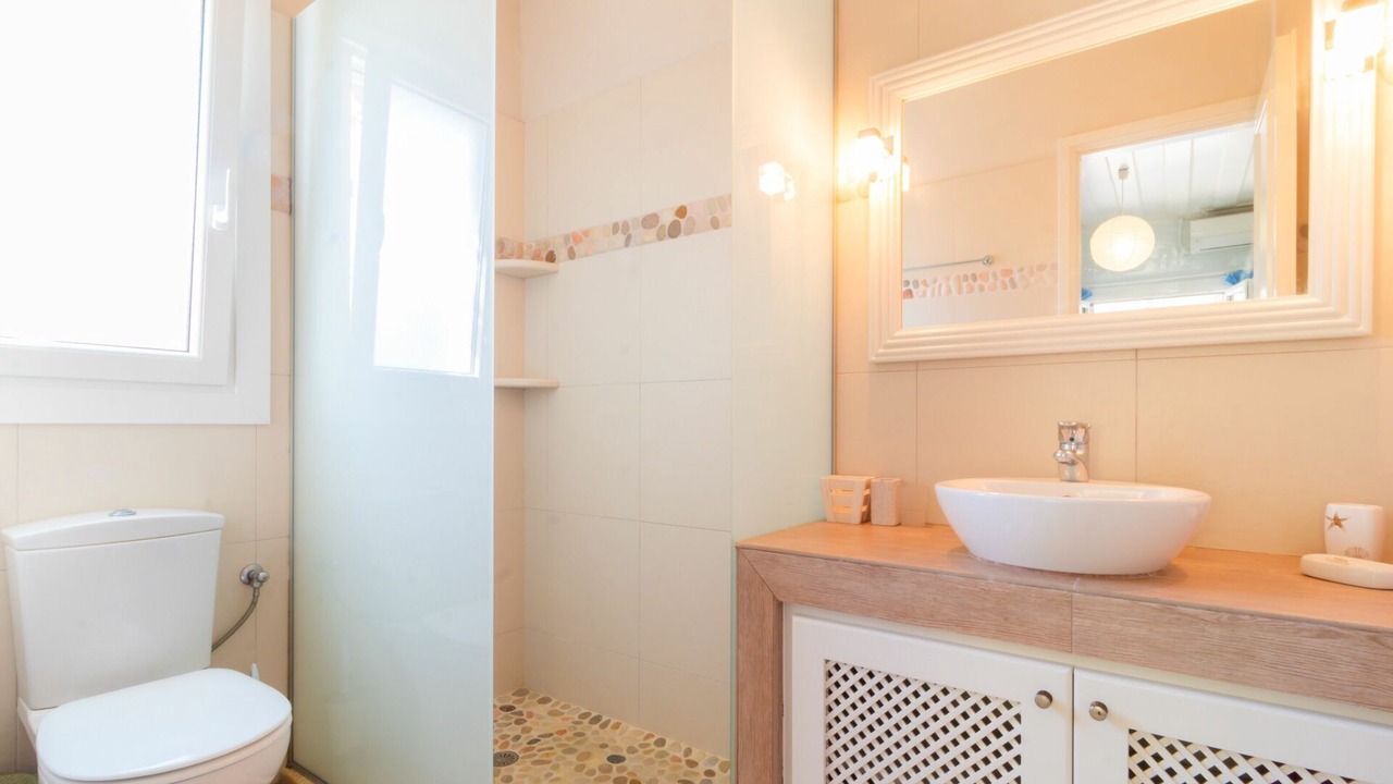 Photo of Bathroom in Petaleia