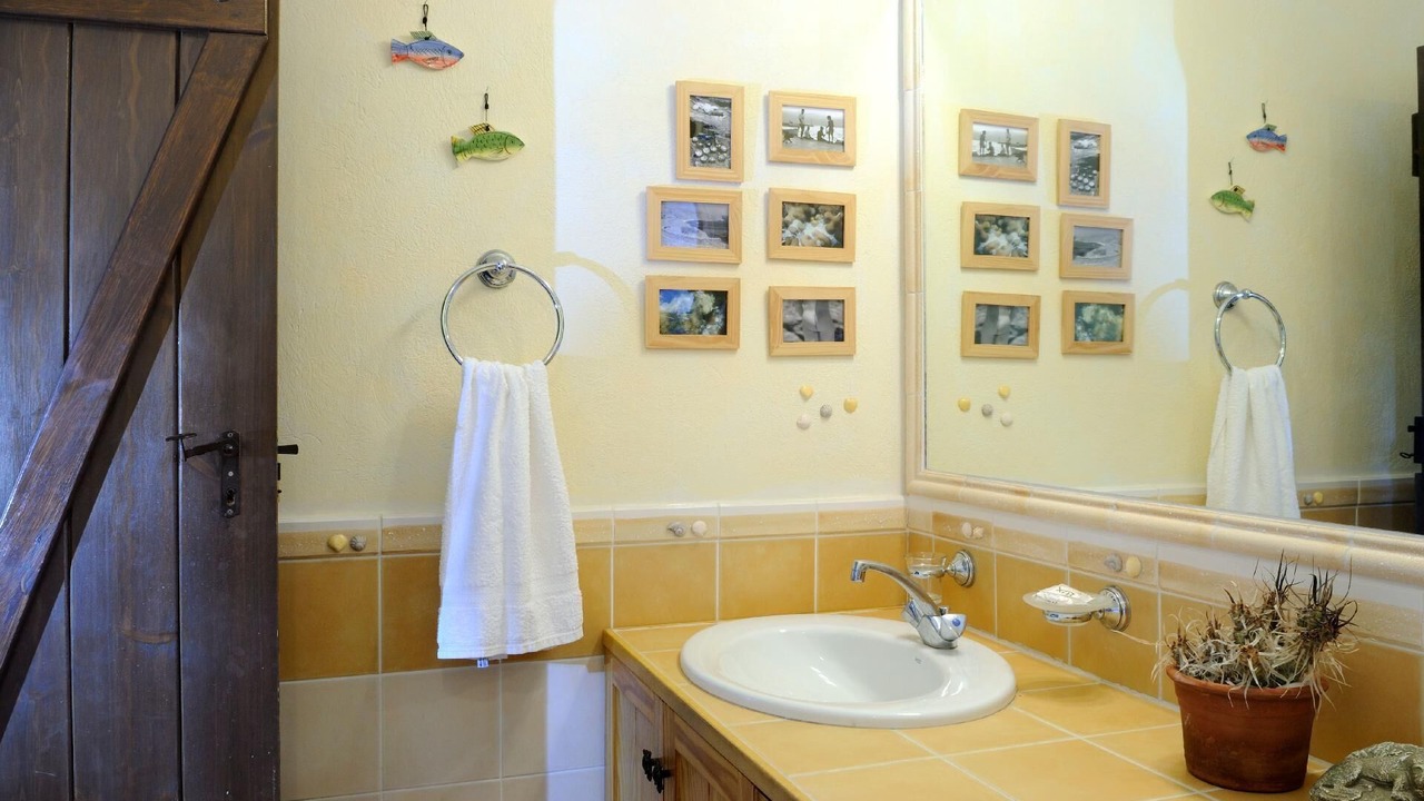 Photo of Bathroom in Pisses
