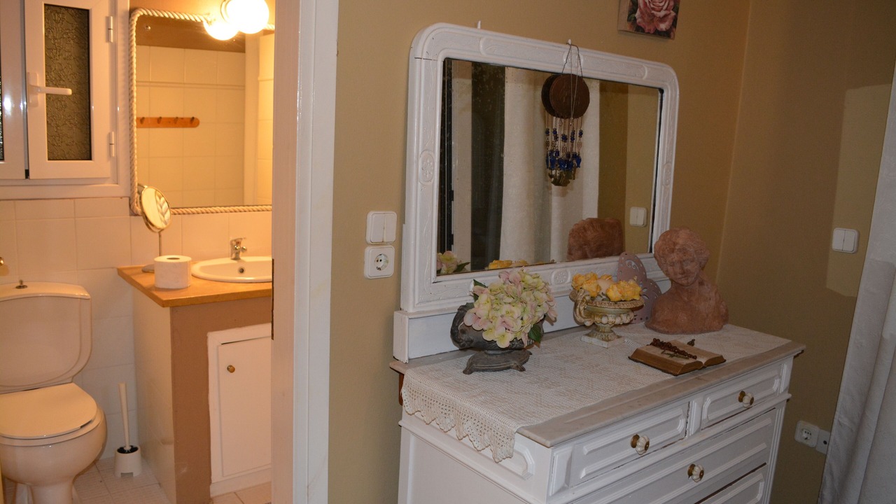 Photo of Bathroom in Dhrakata
