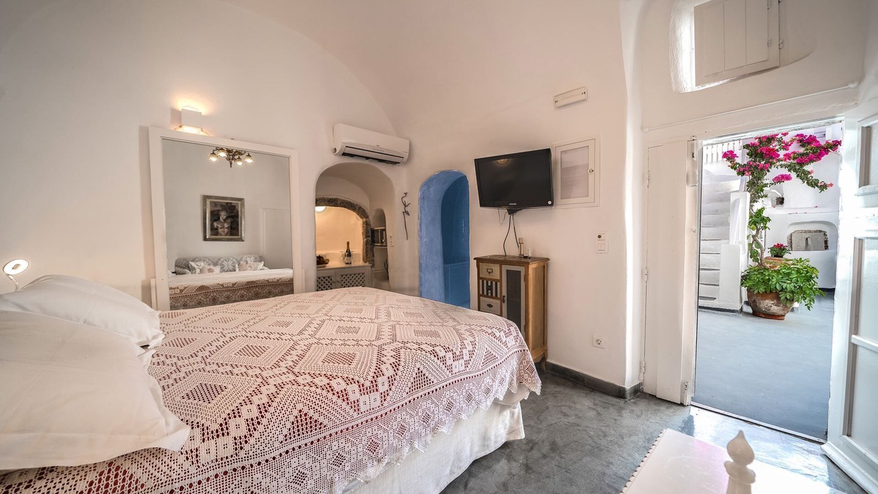Photo of Bedroom in Oia