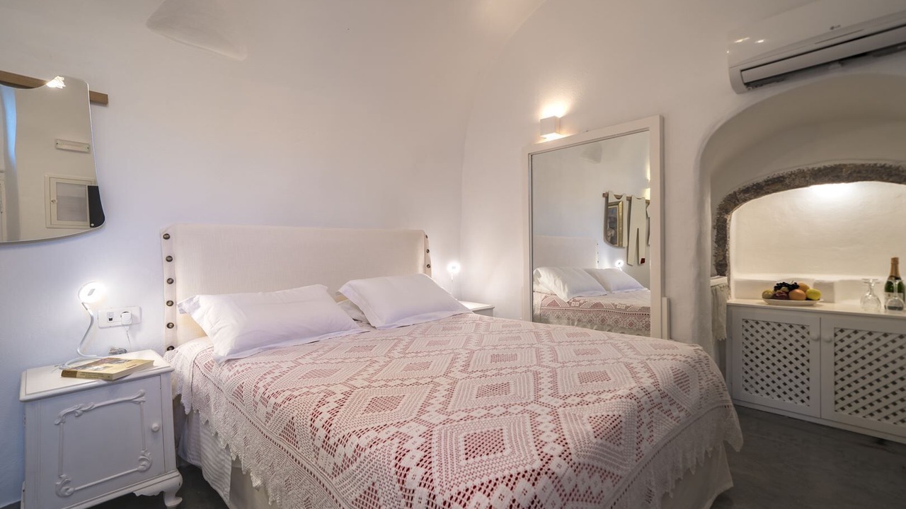 Photo of Bedroom in Oia