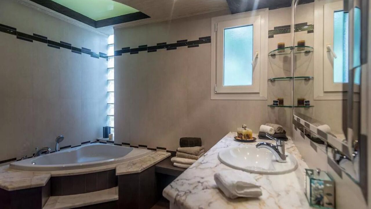Photo of Bathroom in Adamas