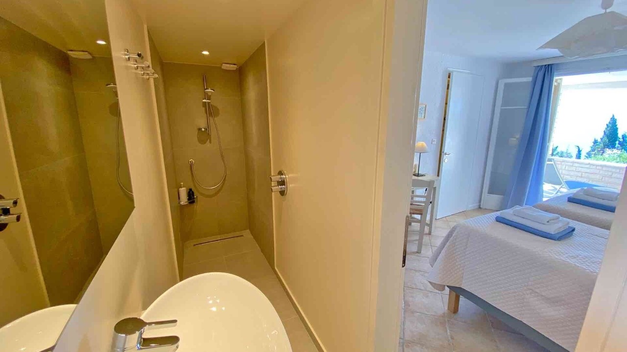 Photo of Bathroom in Petaleia