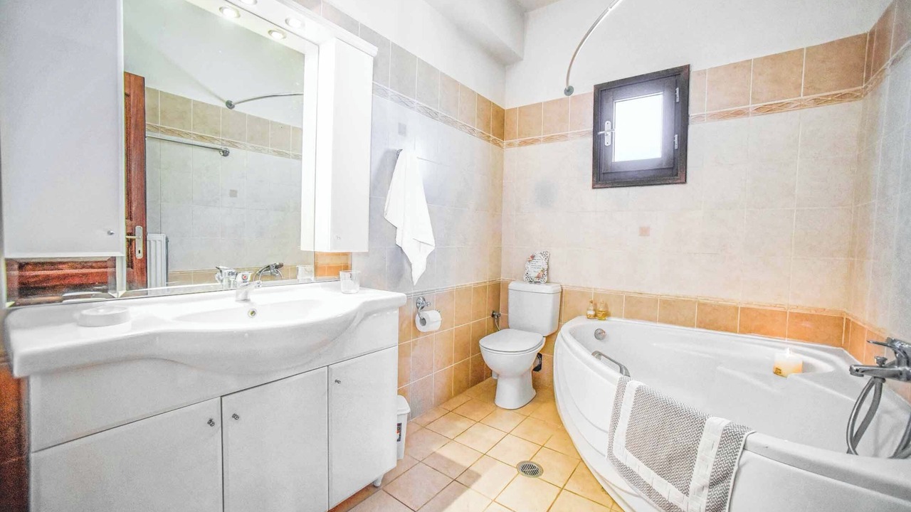Photo of Bathroom in Petaleia