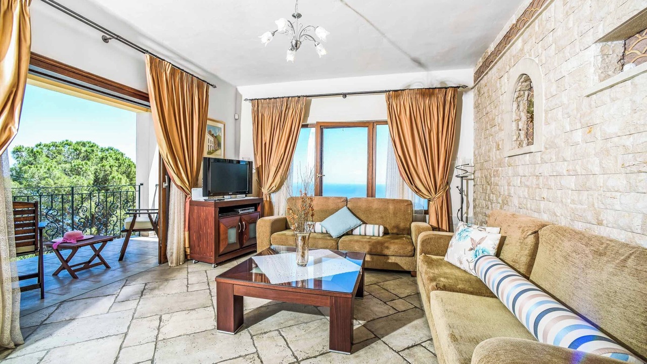 Photo of Livingroom in Petaleia