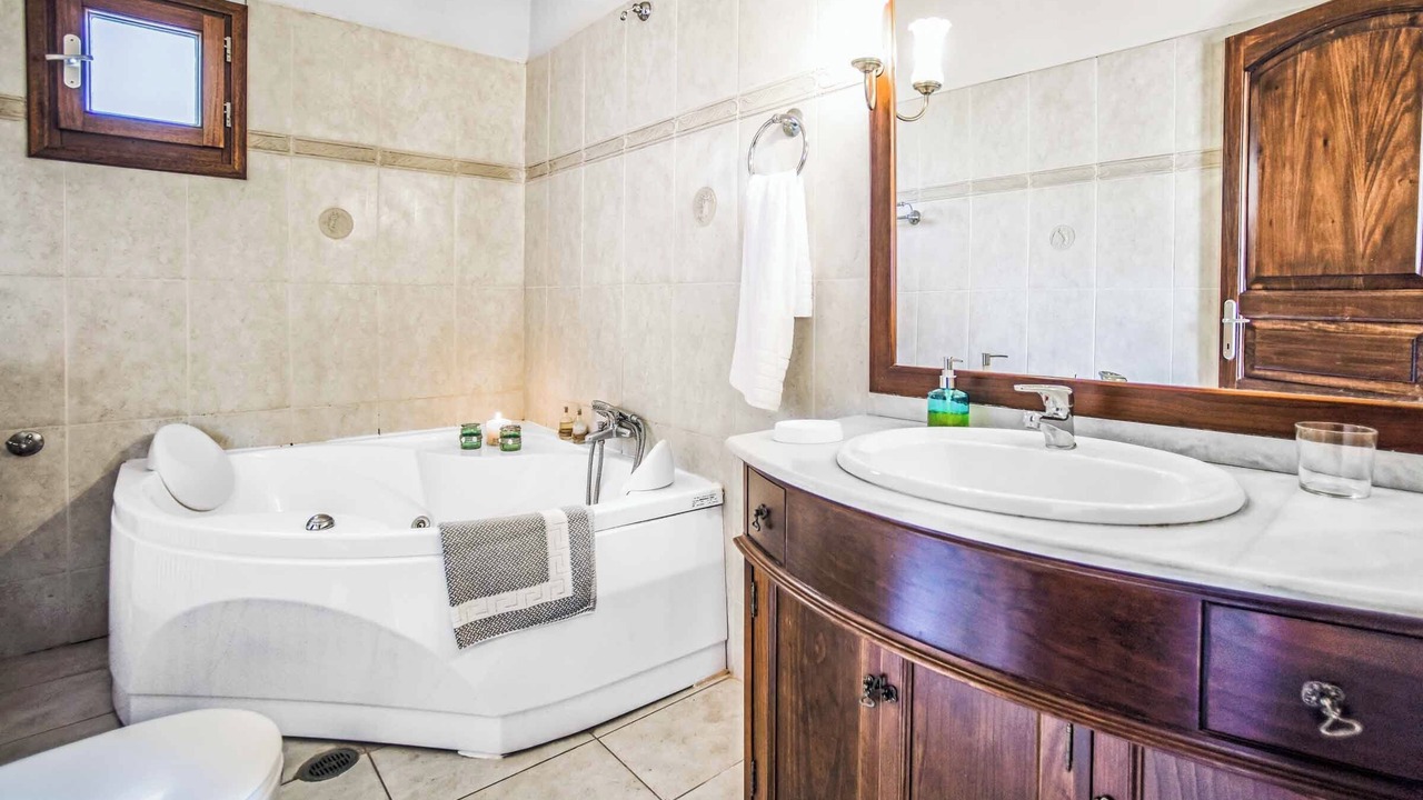 Photo of Bathroom in Petaleia