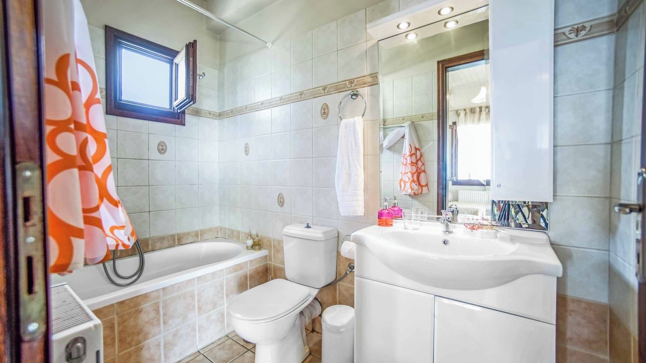 Photo of Bathroom in Petaleia