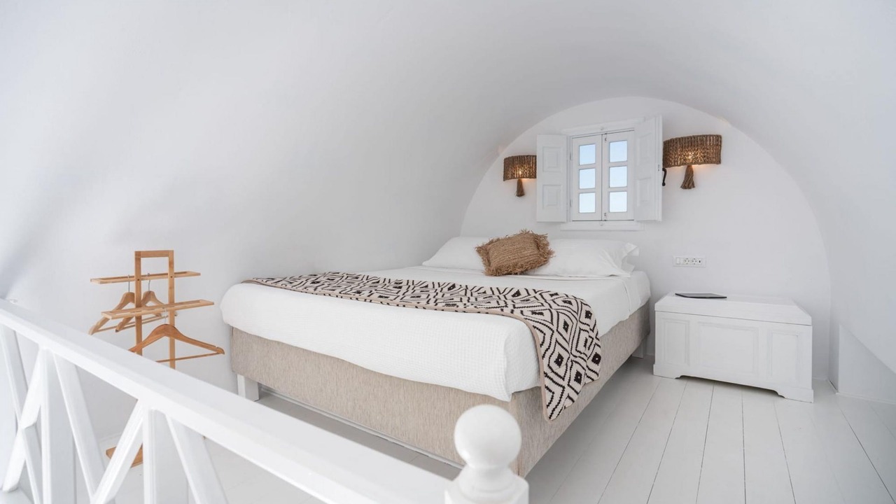 Photo of Bedroom in Oia