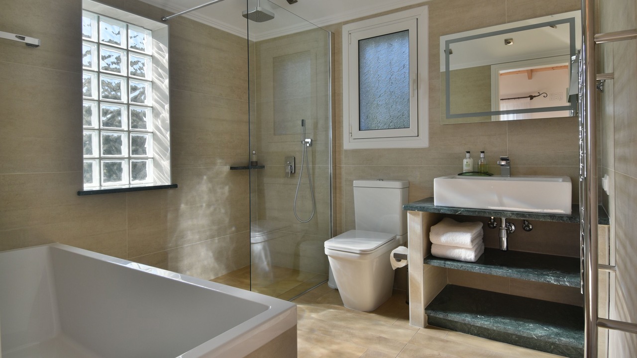Photo of Bathroom in Petaleia