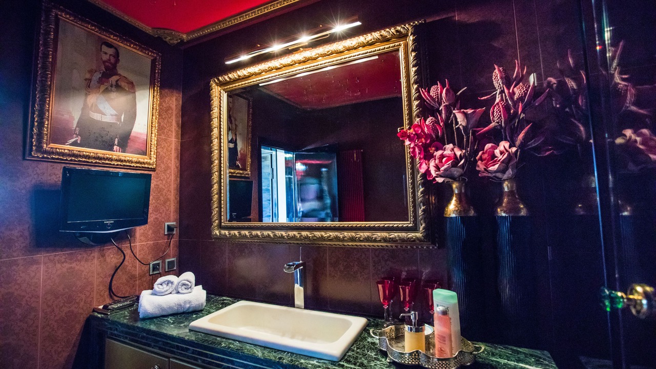 Photo of Bathroom in Drama