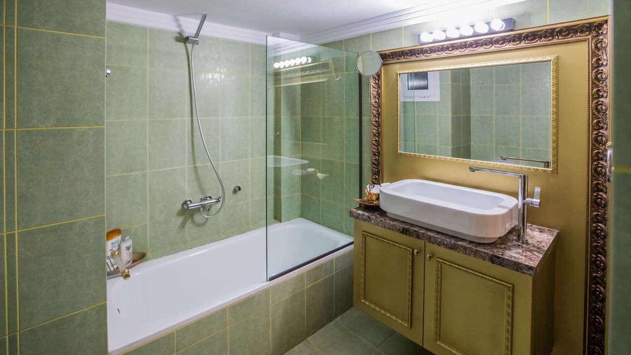 Photo of Bathroom in Drama