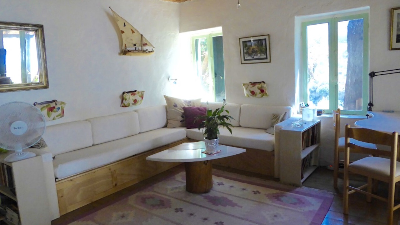 Photo of Livingroom in East Mani