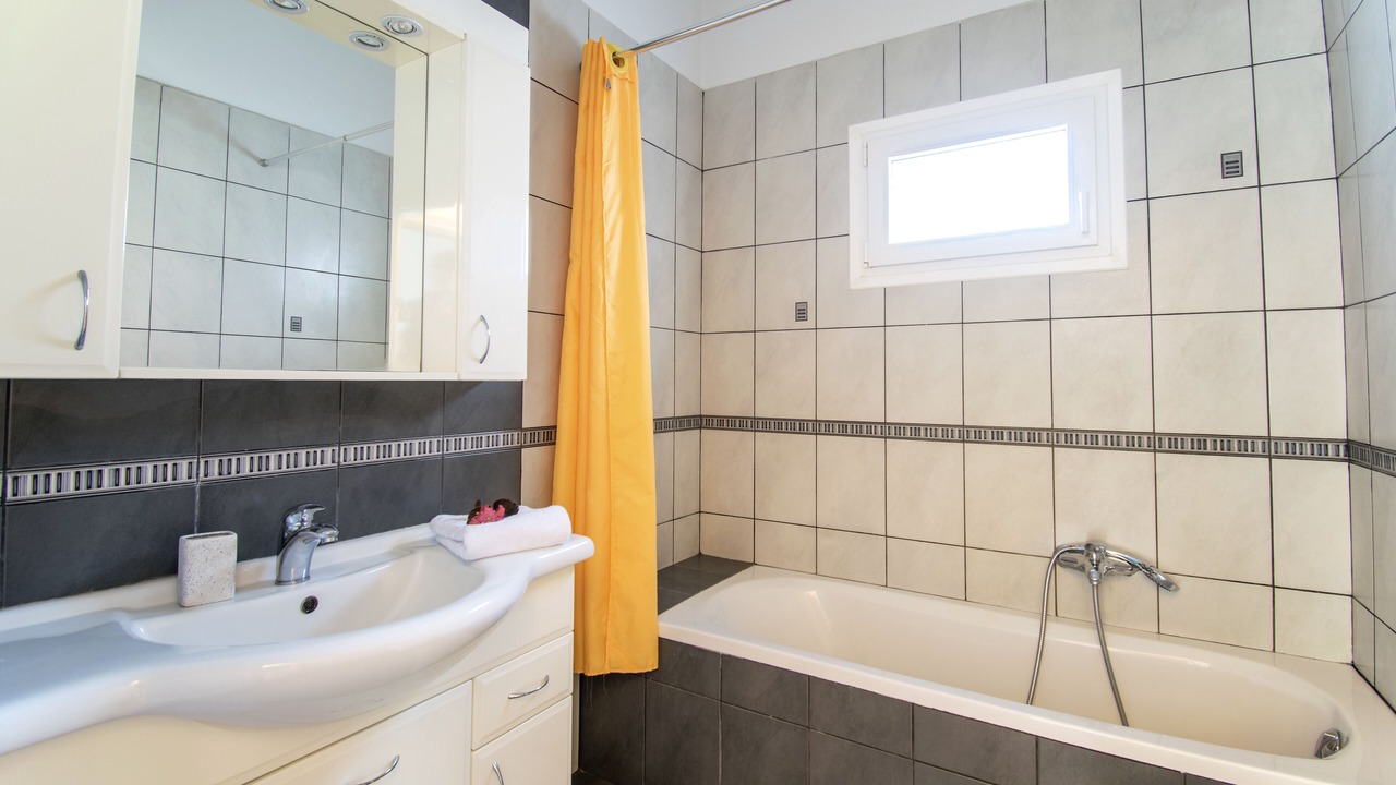 Photo of Bathroom in Petaleia