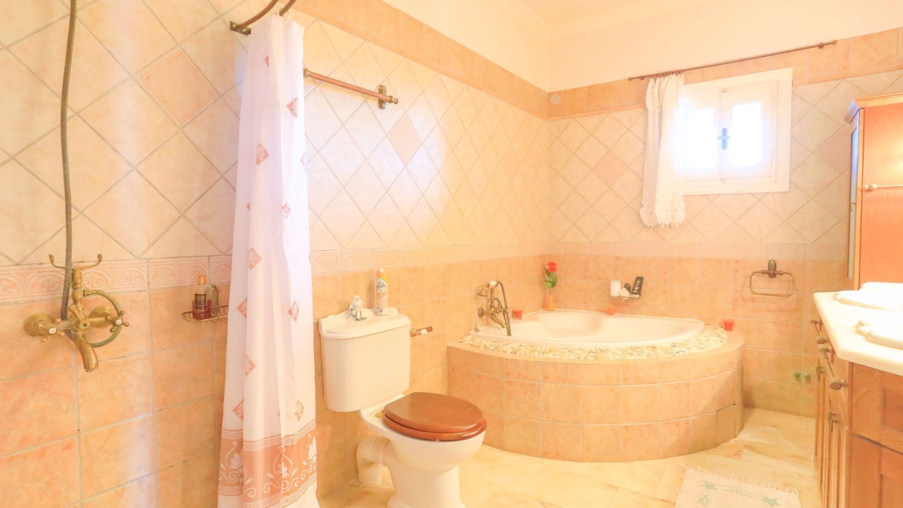 Photo of Bathroom in Petaleia