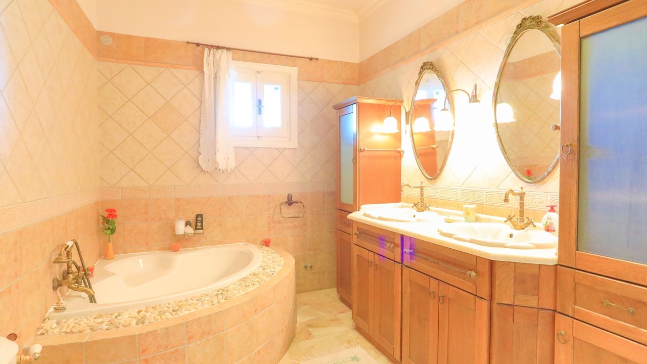 Photo of Bathroom in Petaleia