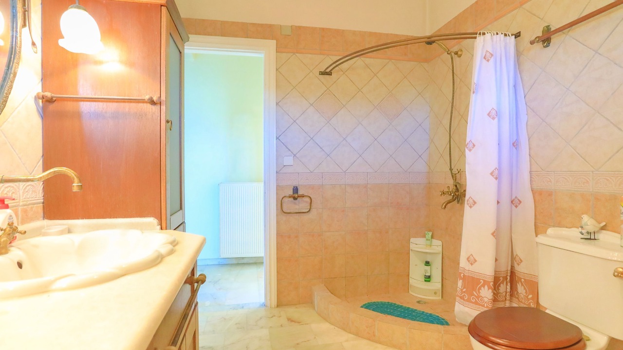 Photo of Bathroom in Petaleia