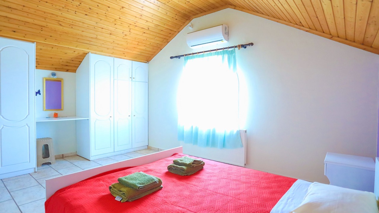 Photo of Bedroom in Petaleia