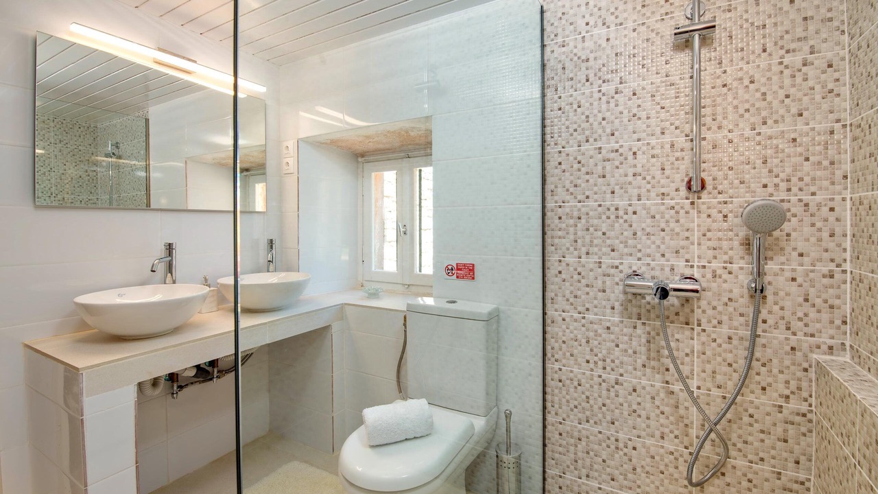 Photo of Bathroom in Longos