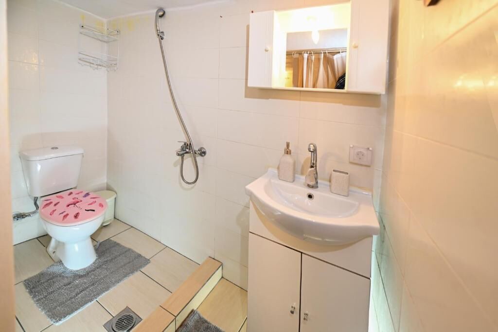 Photo of Bathroom in Elos