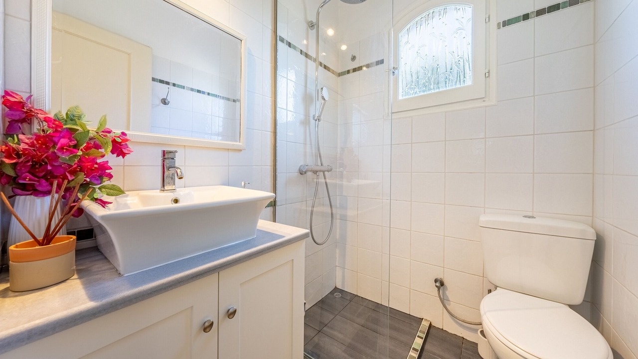 Photo of Bathroom in Chalikounas