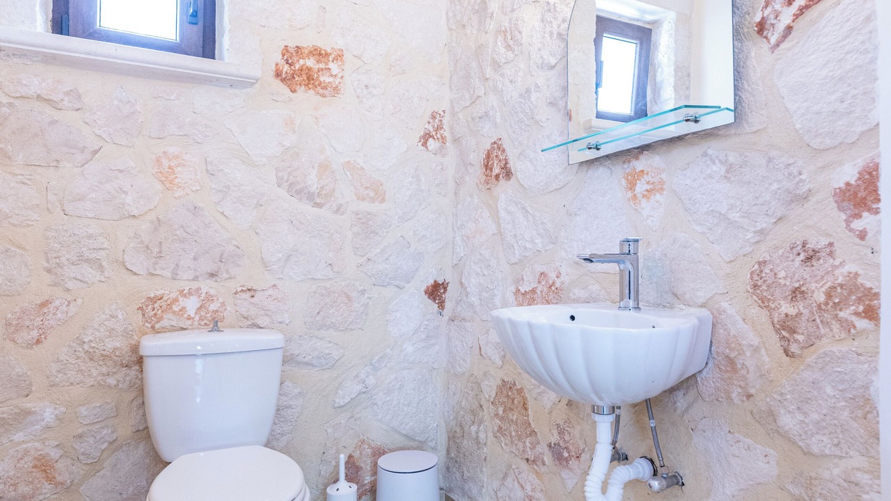 Photo of Bathroom in Akrotiri