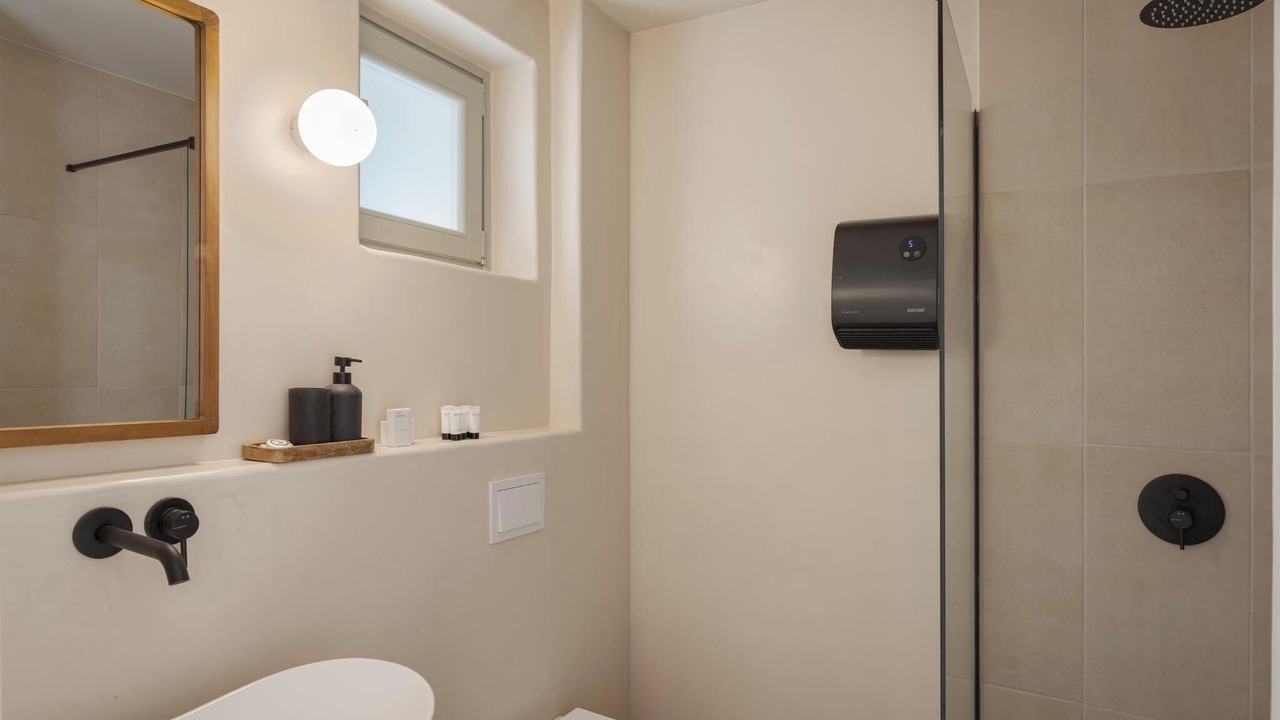 Photo of Bathroom in Neon Oitylo