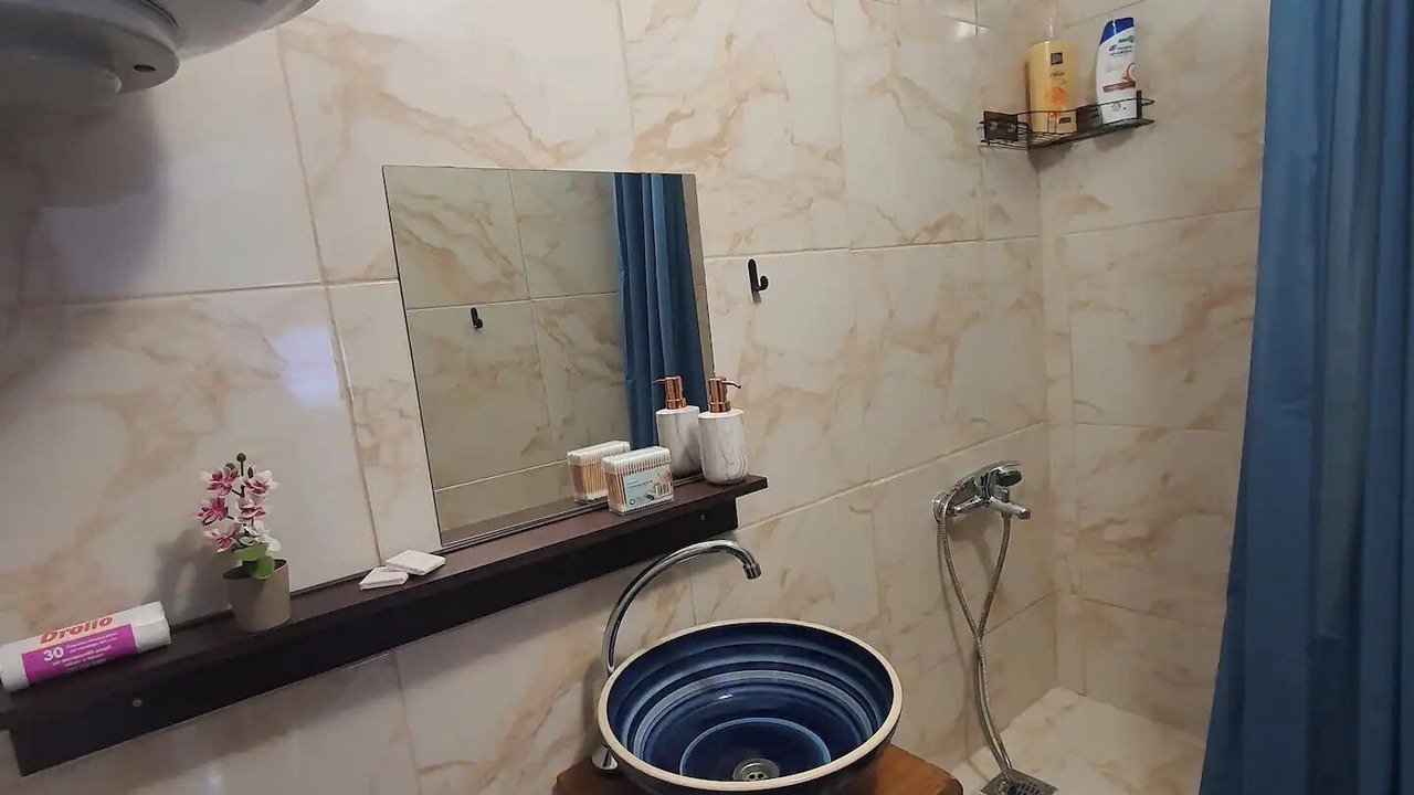 Photo of Bathroom in Drama