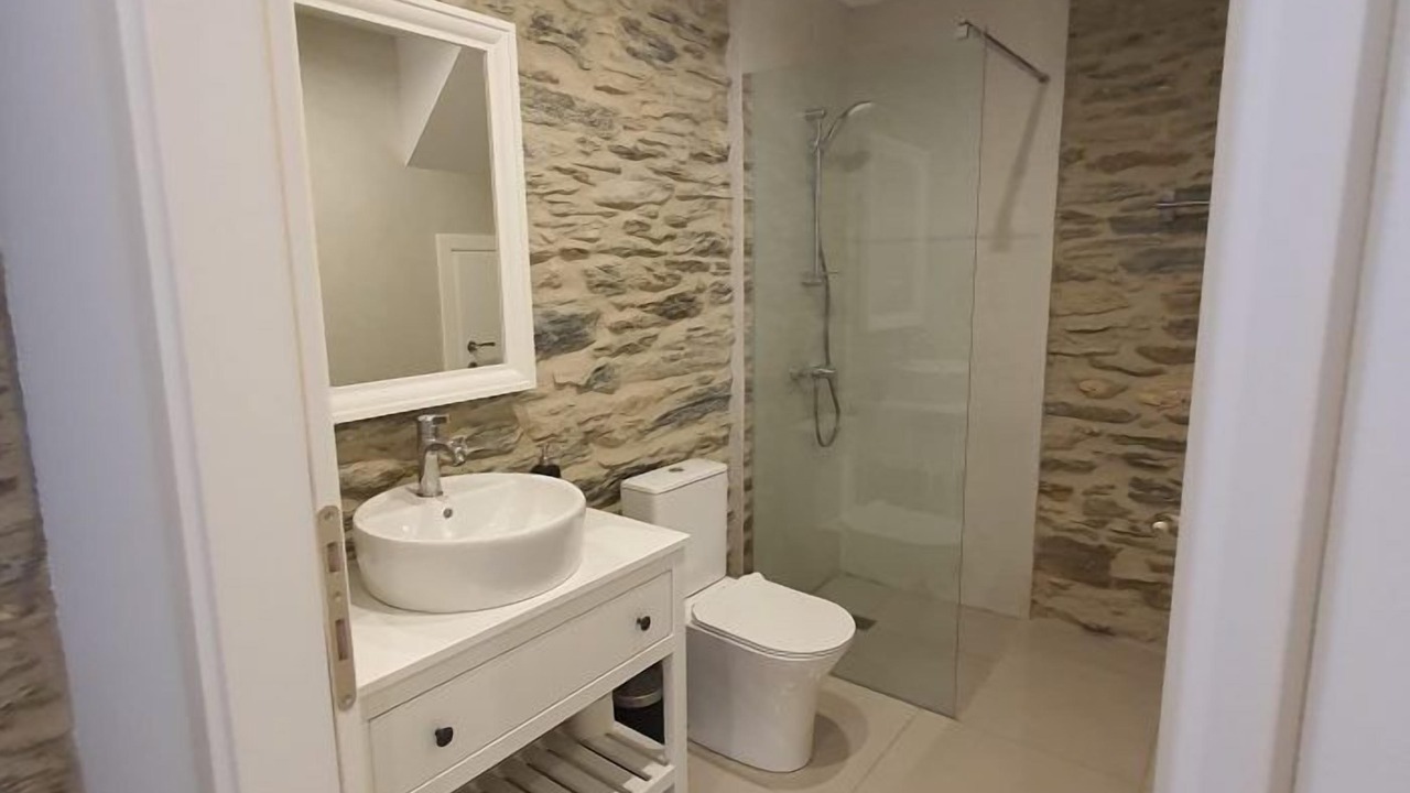 Photo of Bathroom in Paleopolis