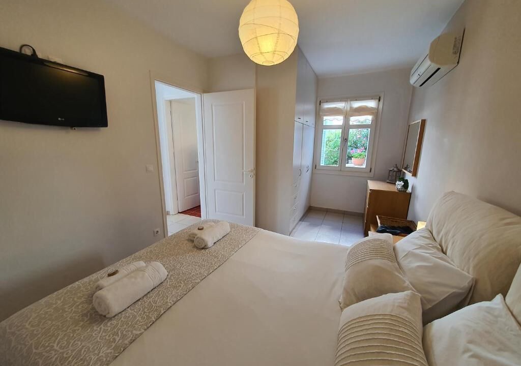 Photo of Bedroom in Paleopolis