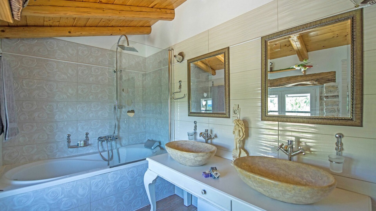 Photo of Bathroom in Petaleia