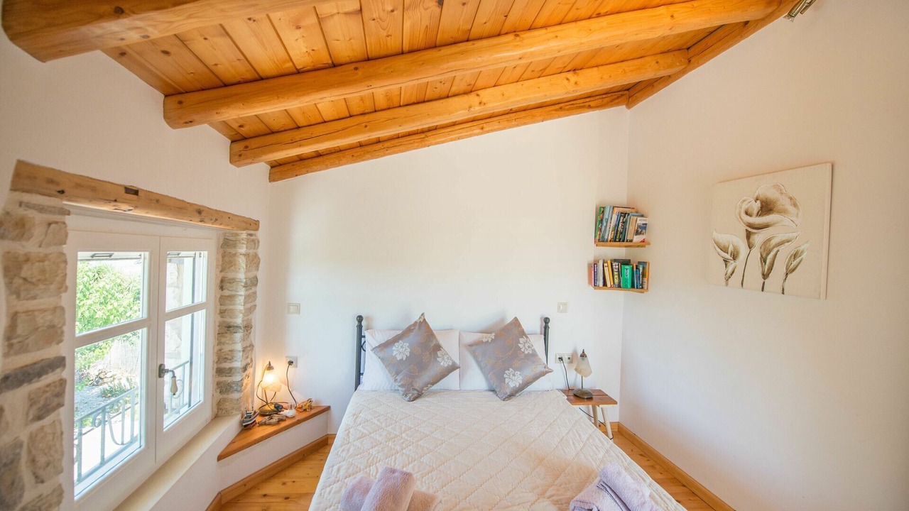Photo of Bedroom in Petaleia