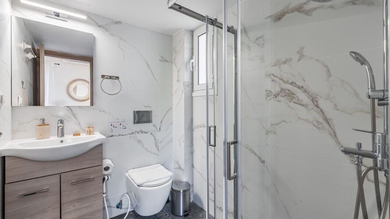 Photo of Bathroom in Alimos
