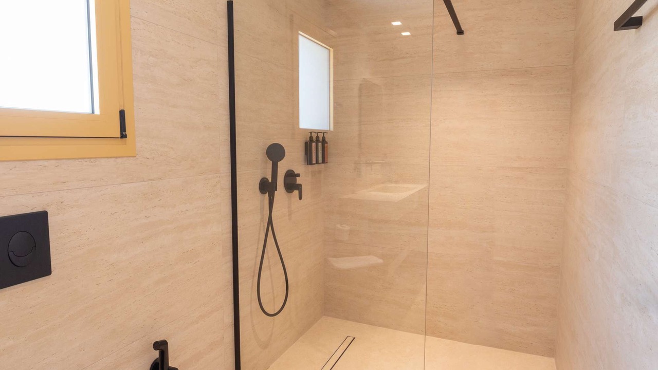 Photo of Bathroom in Neromilos