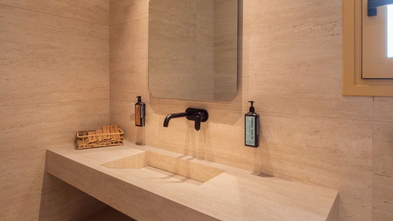 Photo of Bathroom in Neromilos