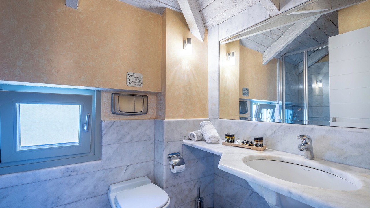 Photo of Bathroom in Longos