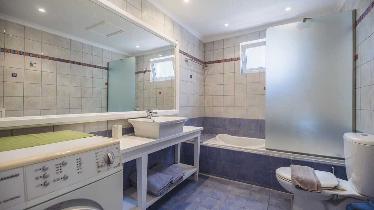 Photo of Bathroom in Neromilos