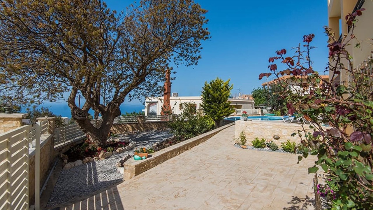 Photo of Patio Balcony in Roussospiti